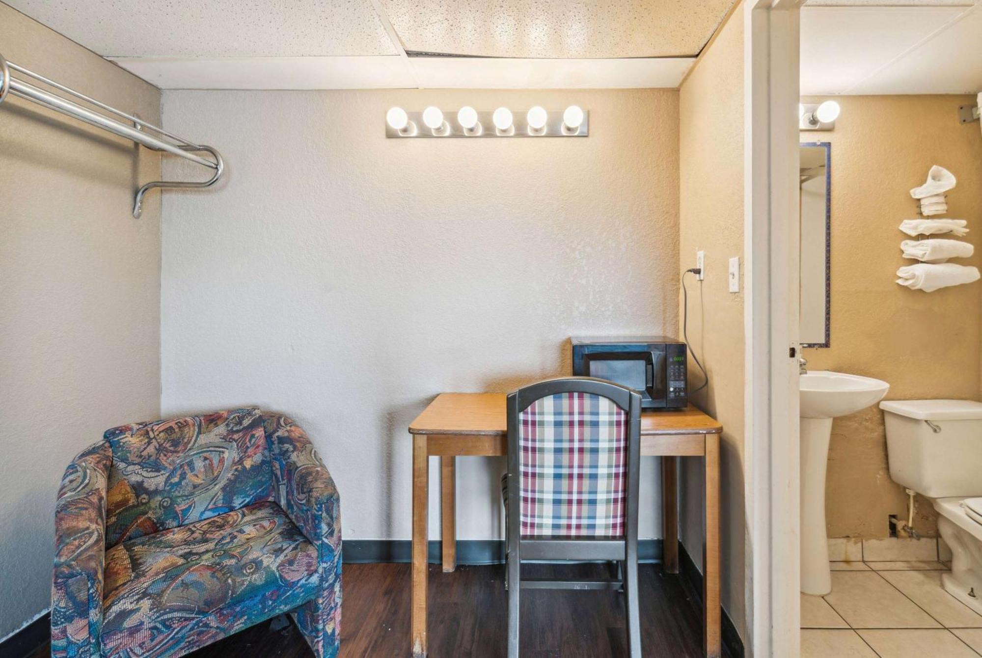 Super 8 By Wyndham Millbury/Toledo Hotel Eksteriør billede