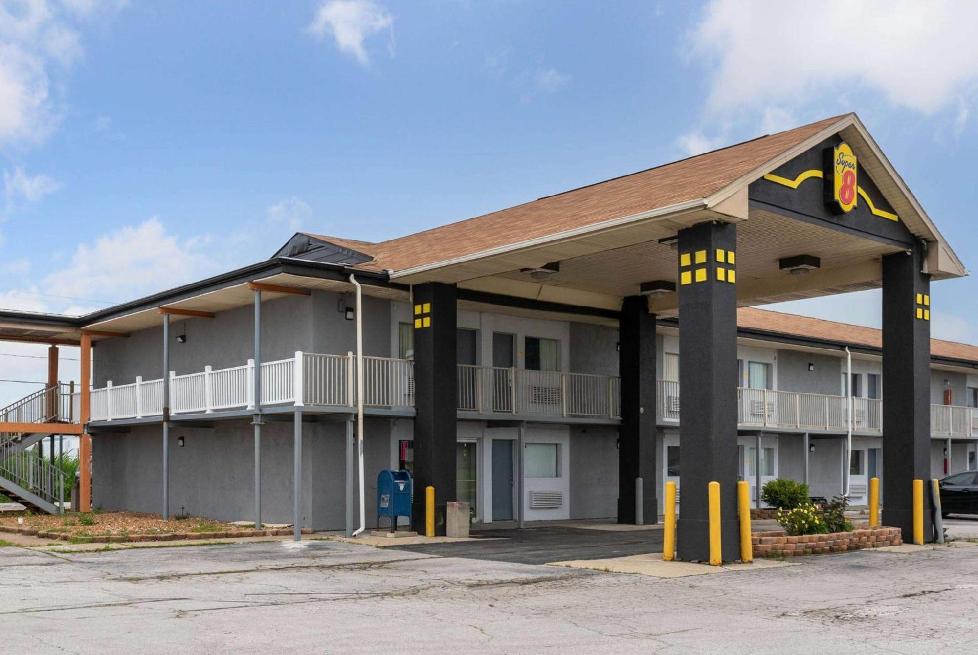 Super 8 By Wyndham Millbury/Toledo Hotel Eksteriør billede