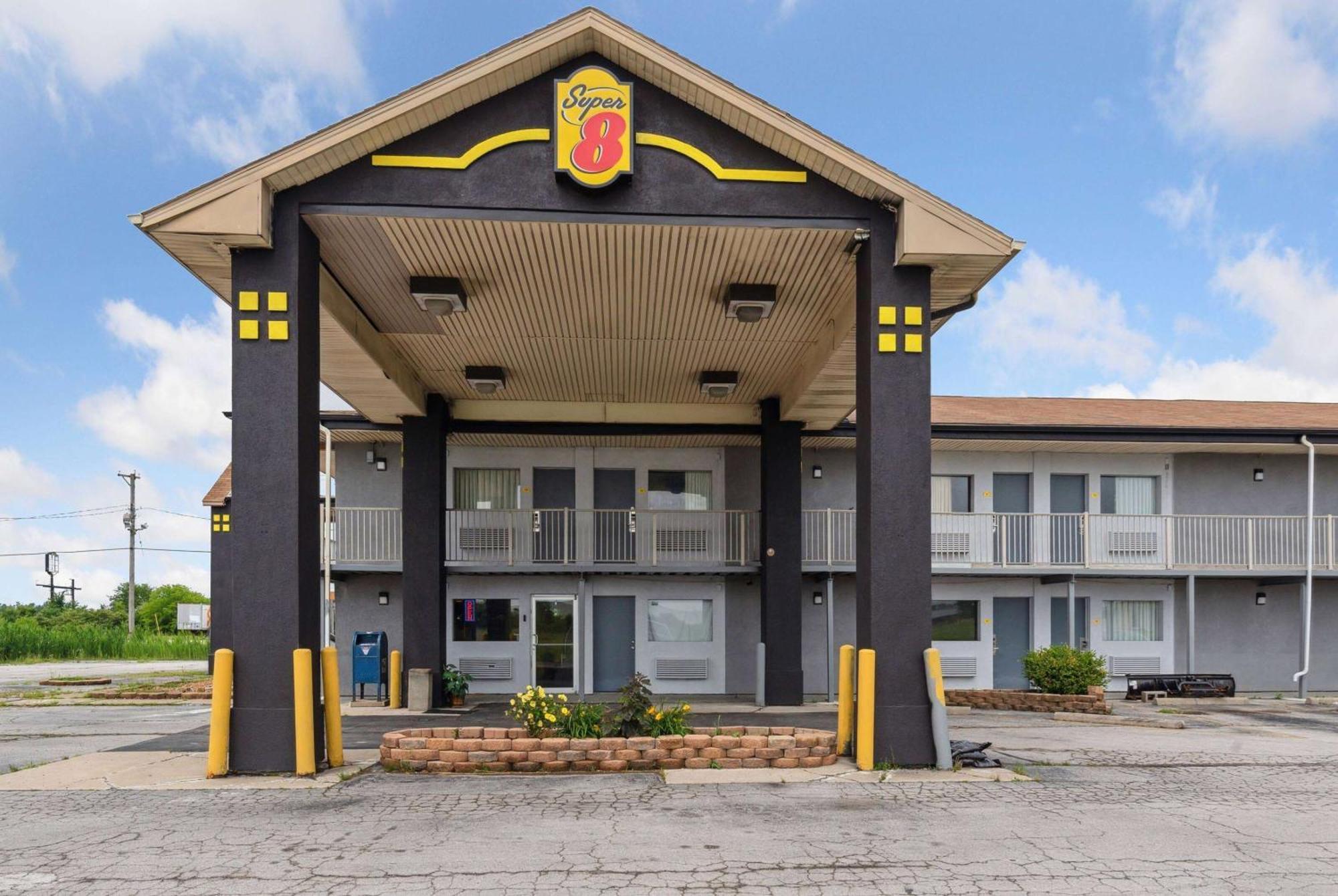 Super 8 By Wyndham Millbury/Toledo Hotel Eksteriør billede